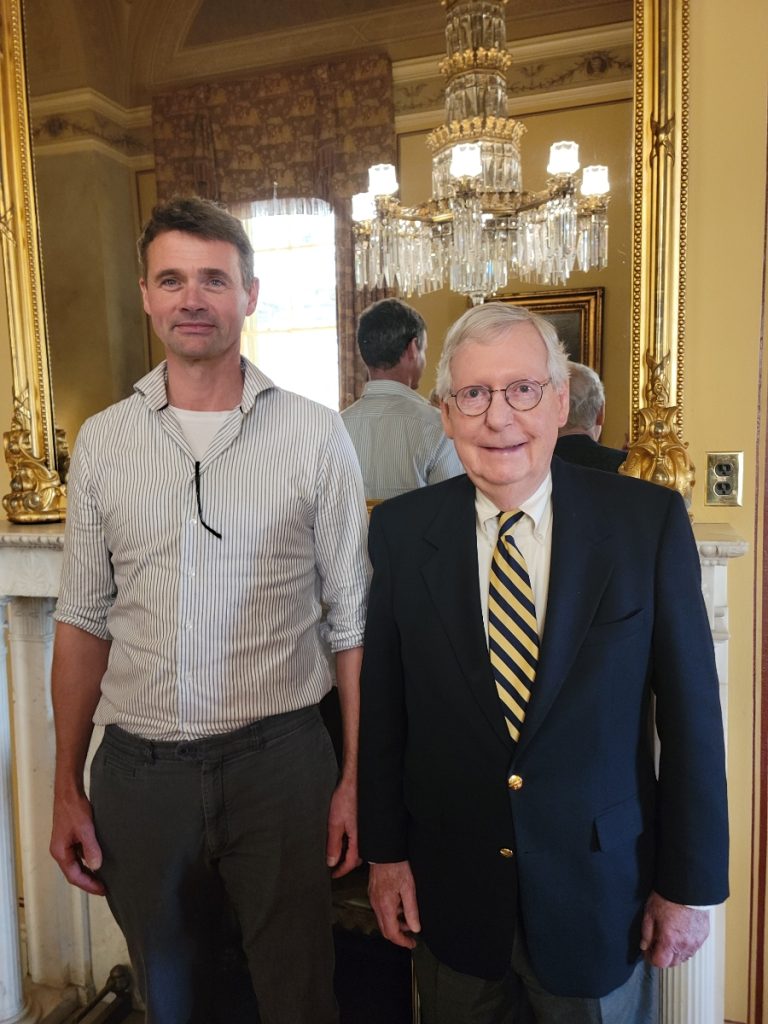 Huizinga meets with U.S. 
Senator Mitch McConnell to
explain ag conditions in 
Ukraine.